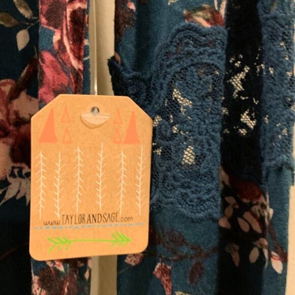 Taylor and Sage Flare Arm Top - Picture 4 of 8